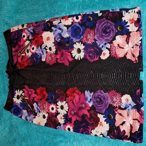 Jupe Courte Bebe Metallique Imprimé Floral - Taille XS - Neuve Avec étiquettes